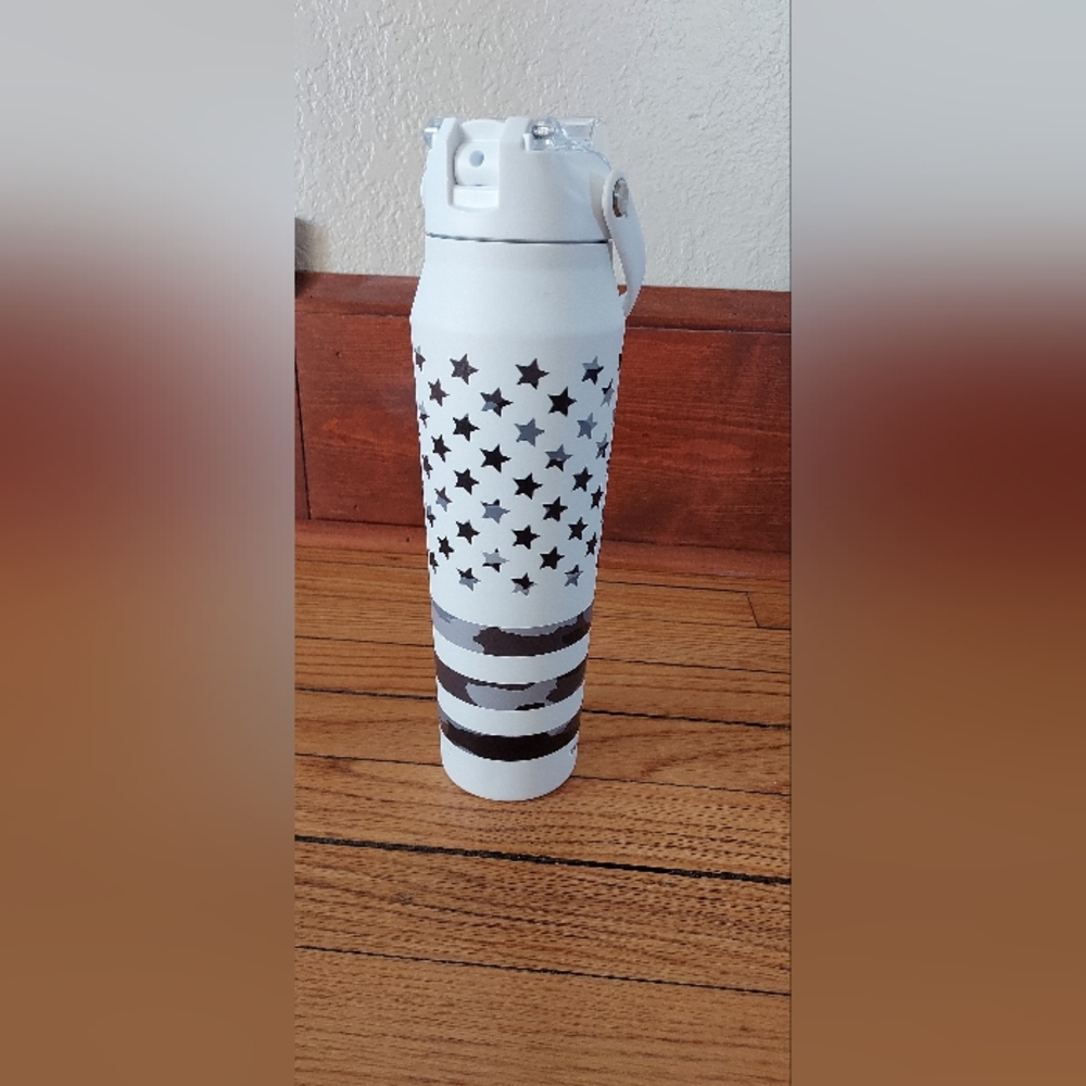 Frostbuddy Bottle Buddy White With Camo Flag Print